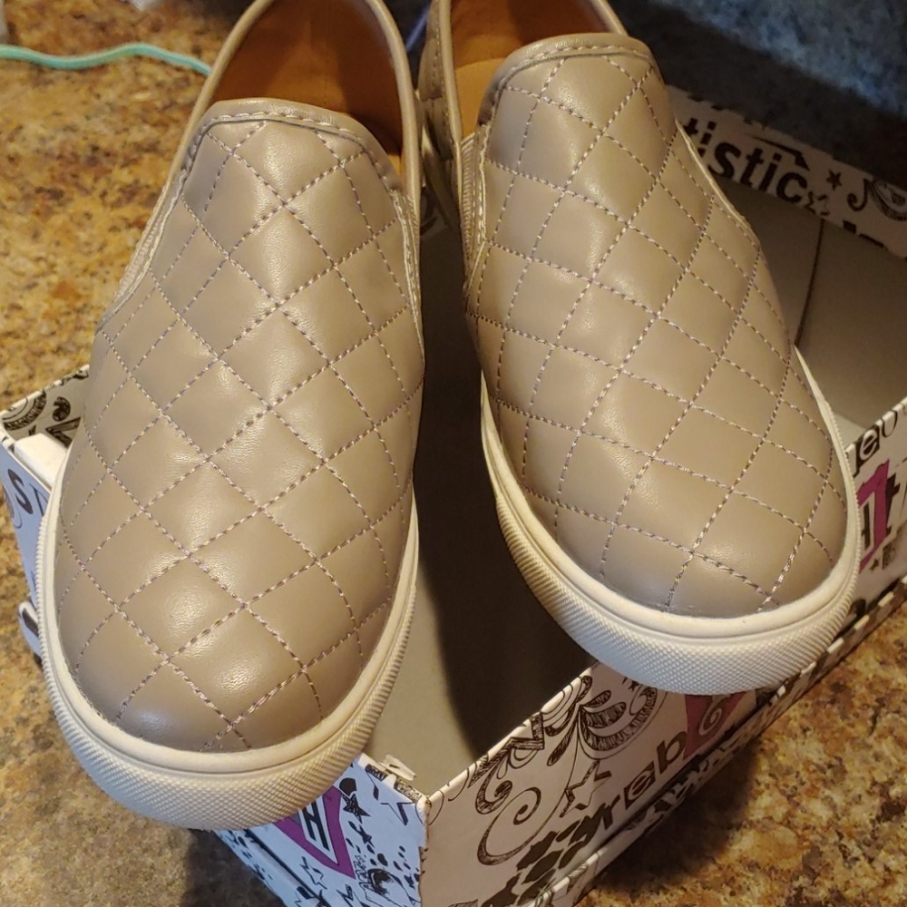 NWT 👟 TAUPE